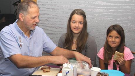 Der Organisator des gemeinsamen Frühstücks: Papa Dieter Seibold zusammen mit den Töchtern Daniela und Nadine. 