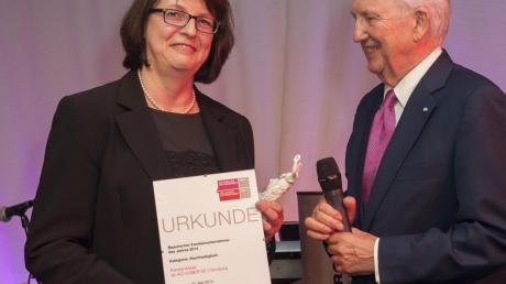 Alko-Aufsichtsratsmitglied Susanne Braun nahm für die Unternehmerfamilie Kober die Auszeichnung „Familienunternehmer des Jahres“ in Augsburg entgegen. Das Kötzer Unternehmen wurde in der Kategorie Nachhaltigkeit ausgezeichnet. Den Preis übergab Dr. Ingo Friedrich, der ehemalige Vizepräsident des Europäischen Parlaments.  
