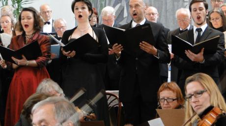 Bei der Aufführung der f-Moll-Messe von Anton Bruckner in Leipheim durch die Schwäbische Chorgemeinschaft und die Neue Schwäbische Sinfonie waren die Solisten (von links) Regina Pfeiffer (Sopran), Stephanie Hampl (Alt), Gerhard Werlitz (Tenor) und Alexander Kiechle (Bass).  

