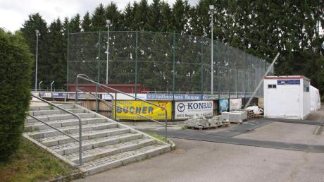 Das Burgauer Eisstadion soll überdacht werden. Jetzt gibt es aber erneut Diskussionen, ob ein Neubau nicht sinnvoller wäre. 