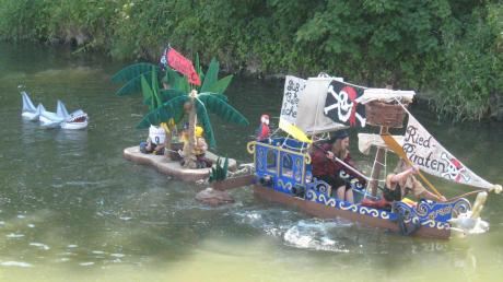 Mit kreativen und fantasievollen Konstruktionen gehen die Teilnehmer beim Inselfest ins Wasser. 