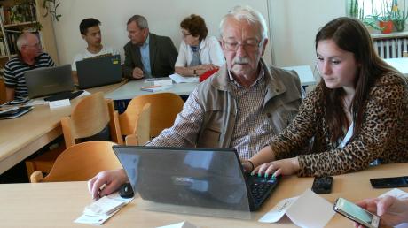 In der Internetsprechstunde des Mehrgenerationenhauses Leipheim erklären Jugendliche Senioren, wie Handy und Computer funktionieren. 