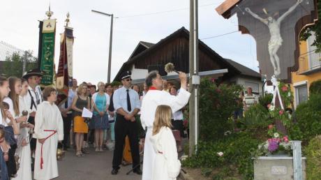 Am Samstag erhielt das von Jutta und Xaver Büchele restaurierte Hofkreuz von Pfarrer Heribert Singer seinen Segen. 

