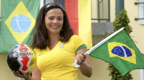 Die Brasilianerin Marcia-Christina Faust aus Ichenhausen fiebert der Fußball Weltmeisterschaft entgegen.