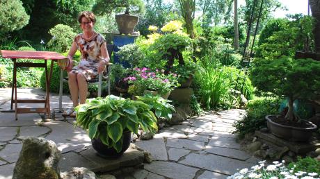 Jetzt hat sie vielleicht mehr Muße für den von ihrem Ehemann Alexander liebevoll gepflegten Garten: 34 Jahre hat sich Gerda Haugg als Vorsitzende des Partnerschaftsvereins Ichenhausen engagiert, jetzt hat sie den Vorsitz abgegeben.