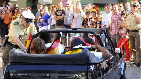 Die Polizei feiert mit: Wenn die Fans wie hier in Günzburg nach dem Sieg der Nationalmannschaft gegen England im Achtelfinale 2010 feiern, freuen sich die Gesetzeshüter zwar mit, sie passen aber auch auf, dass beim Autokorso nichts passiert. 