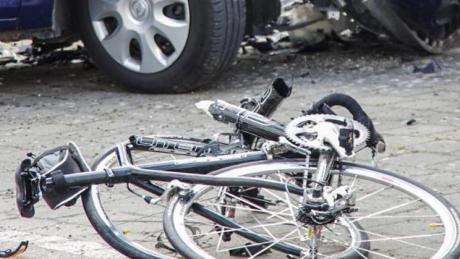Bei einem Unfall in Obergessertshausen kam ein Rennradfahrer ums Leben. Er wurde frontal von einem Auto erfasst. 