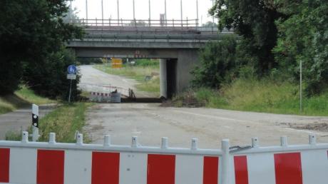 Die alte Autobahnunterführung bei Scheppach wird vom 3. Juli bis zum 11. Juli komplett gesperrt. Sie wird danach provisorisch wieder in Betrieb genommen, solange der Kreisverkehr für die Anbindung der Umgehungsstraße fertig ist. 
