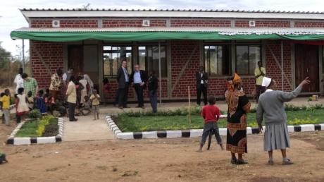 Dank der Hilfe aus dem Landkreis steht dieser Kindergarten in Tansania jetzt erdbebensicher. Einige Beteiligte machten sich kürzlich vor Ort ein Bild.  
