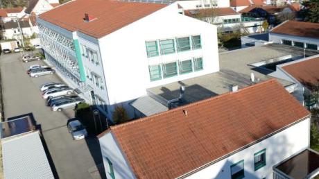 Das Staatliche Berufliche Schulzentrum Günzburg von oben betrachtet. Bald sollen dort auch jugendliche Asylbewerber unterrichtet werden.  
