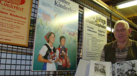 Rudi Schmitt hat Historisches über Leipheim in mittlerweile 500 Ordnern gesammelt. In der Blauen Ente hat er sich ein Archiv eingerichtet. Dort finden sich auch viele Bilder, Texte und Plakate über das Kinderfest.