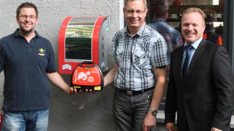 Am Feuerwehrgerätehaus in Schnuttenbach wurde ein Defibrillator angebracht. Das Bild zeigt von links: Markus Böck von der Feuerwehr Schnuttenbach, Hermann Mayer von der Firma medi-pro und Bürgermeister Thomas Wörz. 
