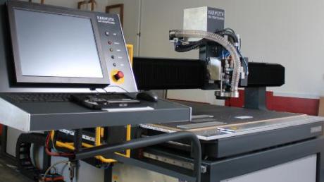Schmidt Siebdruck in Günzburg hat seinen Maschinenpark erweitert. Mit dieser CNC-Portalfräse ergeben sich neue Möglichkeiten.  
