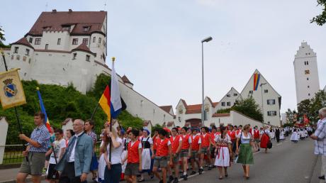 An Schloss und St.-Veitskirche entlang zogen die gut 550 Teilnehmer des Festumzugs den Stadtberg hinunter. Die Siebt- und Achtklässler trugen dabei die traditionelle Tracht, in der sie später den Schnitterreigen tanzten. 