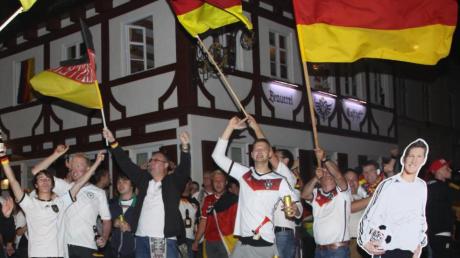So wie auf unserem Foto  in Ichenhausen  haben Fans im ganzen Landkreis den Weltmeistertitel gefeiert. 