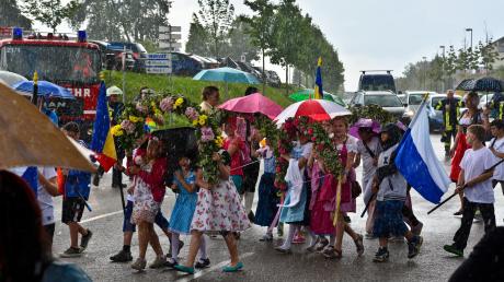 Kinderfestumzug am Montag: Kurz vor der Donaubrücke setzte heftiger Regen ein, der Zug drehte um, die Festspiele fielen aus.