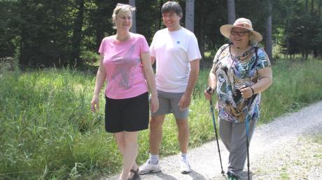 Gabrielle Jones und Thomas Deubler aus Ichenhausen und Elisabeth Deubler aus Röfingen (von links) nahmen an den Wandertagen in Waldstetten teil. 
