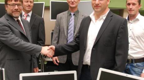 Peter Habla und Michael Mengele (vorne von links) sowie (hinten von links) Verwaltungsleiter Alfred Just, Konrektor Reinhold Hörmann und Freundeskreis-Vorsitzender Peter Rogg.  
