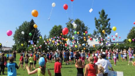 Die Kinder der Offinger Grund- und Mittelschule kamen beim Sponsorenlauf kräftig ins Schwitzen. Doch die Anstrengung hat sich gelohnt: Sie unterstützten damit das Projekt „Wasser wirkt“. Zum Abschluss der Veranstaltung ließen die Schüler 250 bunte Luftballons in den Himmel steigen.  
