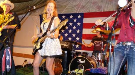 Brachten das Honky-Tonk-Gefühl aus den USA mit: Kim Carson (Mitte) und ihre Band The Real Deal im Leipheimer Schützenhaus.  

