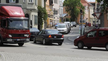 Bis zu 13000 Fahrzeuge fahren nach neuesten Zählungen jeden Tag auf der B16 durch Kleinkötz, Hochwang und Ichenhausen (Foto). Eine Umgehung wird für die Orte aufgrund der Verkehrsbelastung immer wichtiger.