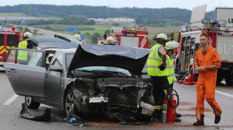 Zwölf Verletzte, 75000 Euro Schaden und eine gesperrte Autobahn: Das ist die Bilanz einer Unfallserie auf der A8 am späten Samstagnachmittag.  
