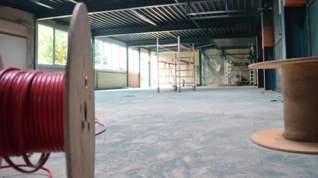 Noch ist die Mindelhalle in Offingen eine große Baustelle. Zum Schulanfang sollen die Arbeiten aber fertig sein, dann können nach etliche Monaten wieder Veranstaltungen inder Mindelhalle stattfinden. 