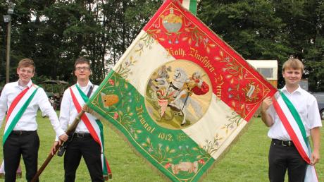 Sie ist wieder da: die Fahne des Katholischen Burschenvereins Kemnat. Mit ihr haben die Kemnater Vereine ihr diesjähriges Dorffest gefeiert. Als Fahnenträger stellten sich spontan Daniel und Tobias Rotter sowie Tobias Neumair bereit.  
