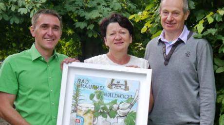 Mehr als eine Million Liter Bier hat die Günzburger Radbrauerei in 50 Jahren an den Landgasthof Waldvogel geliefert. Firmenchef Georg L. Bucher (links) überreichte zu diesem Anlass den Inhabern Barbara und Gebhard Ihle ein eigens angefertigtes Waldvogel-Bild. 