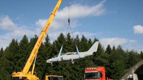 Ein nicht alltäglicher Transport: Ein Alpha Jet, 2000 Kilo schwer und 13 Meter lang, kam über die Autobahn ins Leipheimer Fliegerhorstmuseum. Dort wurde er schon sehnsüchtig erwartet.  

