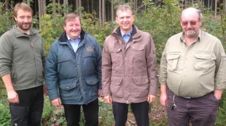 Förster Rainer Wagner, Rudolf Feuchtmayr (Nutzungsrechte-Waldvorstand), Bürgermeister Robert Strobel und PEFC-Prüfer Horst Gleißner (von links) freuen sich über das Zertifikat. 
