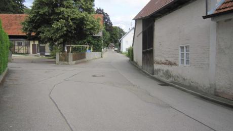 An der Schulstraße in Burtenbach gibt es keinen Gehweg für Schulkinder und andere Fußgänger. Das will die Freie Wählervereinigung ändern.  
