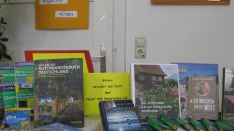Nicht nur in den Regalen und auf Projekttischen wie diesem zum Thema „Reisen“ können Kunden der Gemeindebücherei Burtenbach stöbern. Jetzt gibt es auch einen Onlinekatalog.  

