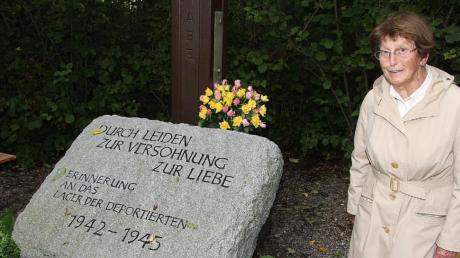 An eine lebensgefährliche und selbstlose Unterstützungsaktion für Zwangsarbeiter im Lager Offingen erinnerte die 94-jährige Zeitzeugin Anna Paule aus Gundelfingen am Versöhnungskreuz nahe des Neu-Offinger Bahnhofes.  
