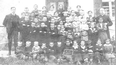 Pfarrer Julius Pröbstle (rechts) schildert in einem Tagebuch den Ersten Weltkrieg aus der Sicht eines Daheimgebliebenen in Mindelaltheim. Das Foto zeigt ihn mit einer Schulklasse. Es ist aus dem Schuljahr 1920/21.  
