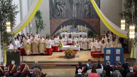 400 Katholiken haben in der Leipheimer St.-Paulus-Kirche die Errichtung der neuen Pfarreiengemeinschaft Leipheim/Großkötz gefeiert.  
