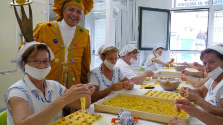 Der „König der Tortellini“, Carlo Bignotti, hat unserer Zeitungsente Paula Print die Nudelfabrik in der Ichenhauser Partnerstadt Valeggio gezeigt.