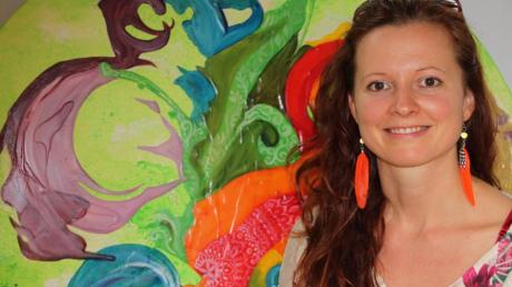 Die Kammeltaler Künstlerin Martina Frey stellte beim Kulturabend in Mindelaltheim aus. Das Foto zeigt sie vor ihrem Bild „Lebens-Genuss“.  

