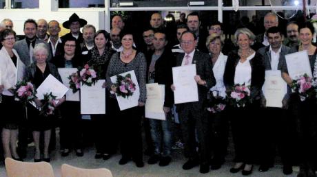 Meister- und Arbeitsjubilare (auf dem Foto mit den Ehrengästen aus Handwerk und Politik) hat die Kreishandwerkerschaft Günzburg/Neu-Ulm in Ichenhausen geehrt.  
