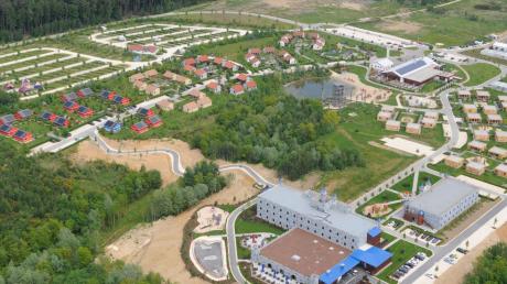 Legoland möchte sein Feriendorf erweitern. Zu den Plänen wird auch die Gemeinde Kötz als direkte Nachbarin gehört. Die Mitglieder des Gemeinderats haben Bedenken geäußert.  

