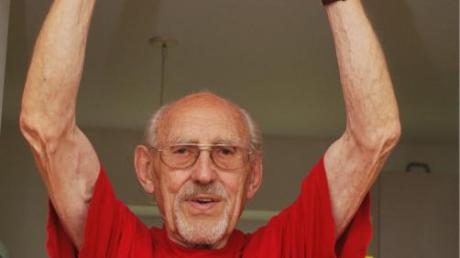 Sport war und ist sein Leben. Auch mit 90 Jahren stemmt Günter Radloff noch die Hanteln und gibt beim Turnverein Gymnastikkurse. 
