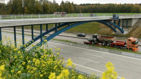 Weil an der neuen Bogenbrücke für die Spitzstraße über die A8 in Höhe Burgau noch restliche Arbeiten ausgeführt werden, muss die Autobahn in der Nacht von Samstag, 20 Uhr, bis Sonntagmorgen, 8 Uhr teilweise gesperrt werden.  
