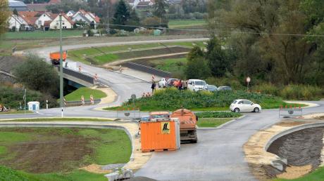 Der drei Kilometer lange Neubau der Staatsstraße 2028 bei Offingen nimmt Formen an. In einem Jahr könnte dort schon der Verkehr rollen.  