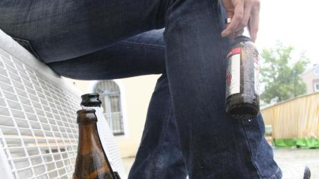Jugendliche und junge Erwachsene, die sich treffen und dabei in aller Öffentlichkeit Alkohol trinken, bereiten den Stadträten in Burgau Sorgen.