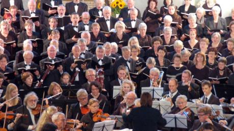 Eine gewaltige Sängerschar füllte den Kirchenraum in Leipheim bei der Aufführung von Haydns „Die Schöpfung“.  

