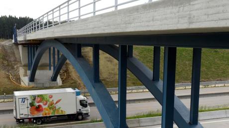 Die Bogenbrücke über die A8 bei Burgau soll Mitte Dezember freigegeben werden.