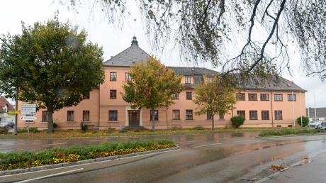 Der Altbau des Therapiezentrums Burgau, das ehemalige Krankenhaus, soll einem modernen Klinikbau gleicher Höhe weichen. 