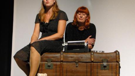 Das Neue Theater zeigte ein Selbstgespräch Hildegard Knefs mit sich selbst. Auf der Bühne: Dörte Trauzeddel (links) als junge und Marion Wessely als alte Knef. 
