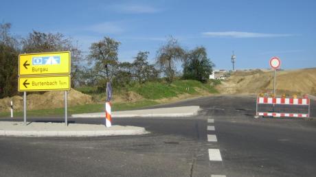 Dem Bau der Umgehungsstraße in Burtenbach ging ein langwieriger Rechtsstreit voraus, bis Ende 2012 mit dem Bau begonnen werden konnte. Nach dreijähriger Bauzeit soll die Umgehung nun bis Ende 2015 fertiggestellt sein. 
