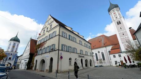 Das Gebäude der ehemaligen Mädchenschule und späteren Hypovereinsbank prägt die Burgauer Altstadt zwischen dem Tor und der Kirche.